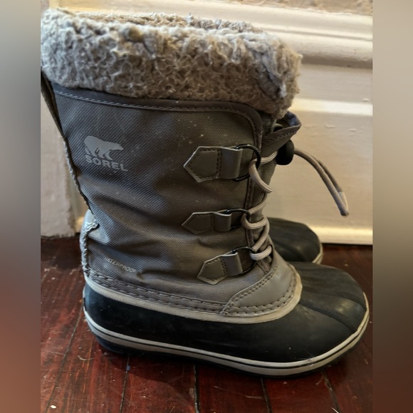 Sorel waterproof winter boot. Size 3 - Picture 4 of 5